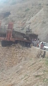 شاحنات تحمل دبابات نهبها مسلحو القاعدة في حضرموت (2)