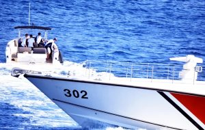 أمير سعودي على ظهر يخت مع فتيات شبه عاريات!1