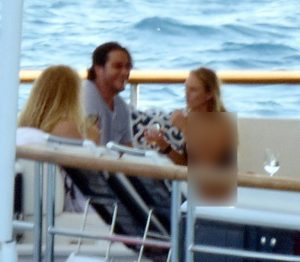 أمير سعودي على ظهر يخت مع فتيات شبه عاريات!4