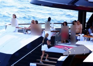 أمير سعودي على ظهر يخت مع فتيات شبه عاريات!6