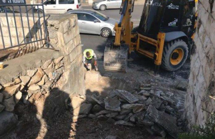 الاحتلال يعتدي على حُرمة المقبرة اليوسفية في القدس المحتلّة
