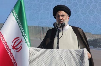 الرئيسُ الإيراني يشهدُ عرضاً عسكريًّا للوحدات السطحية والغوّاصة والطائرة في يوم القوة البحرية للجيش