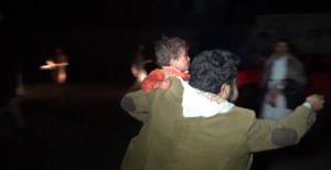 مواطن يهرب بطفلة من الانفجار