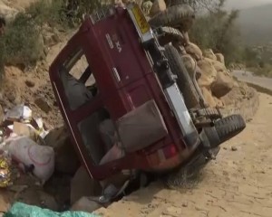 صور استهداف العدوان مسافرين في شدا و رازح (11)