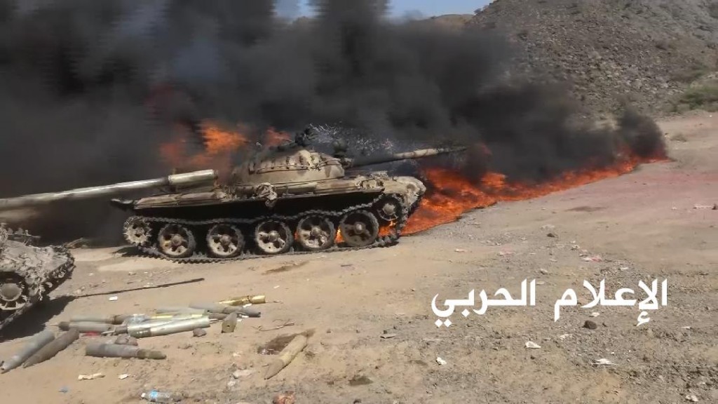 دبابات مدمرة واخرى استولى عليها أبطال الجيش واللجان الشعبية-جبهة الشريجة -محافظة تعز (1)