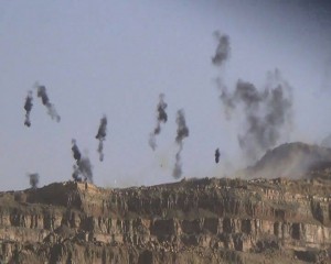 القاء قنابل عنقودية على عمران (1)