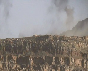 القاء قنابل عنقودية على عمران (2)