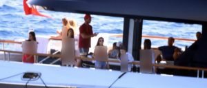 أمير سعودي على ظهر يخت مع فتيات شبه عاريات!5