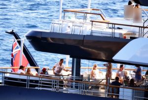 أمير سعودي على ظهر يخت مع فتيات شبه عاريات!8